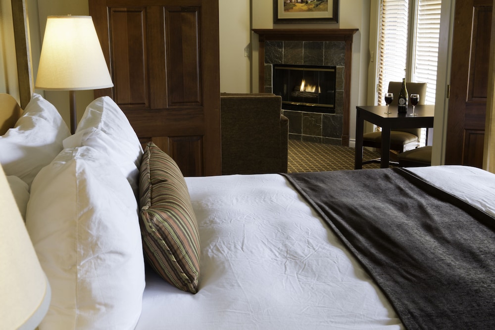 Deluxe Suite, 1 King Bed (No View) photo 1