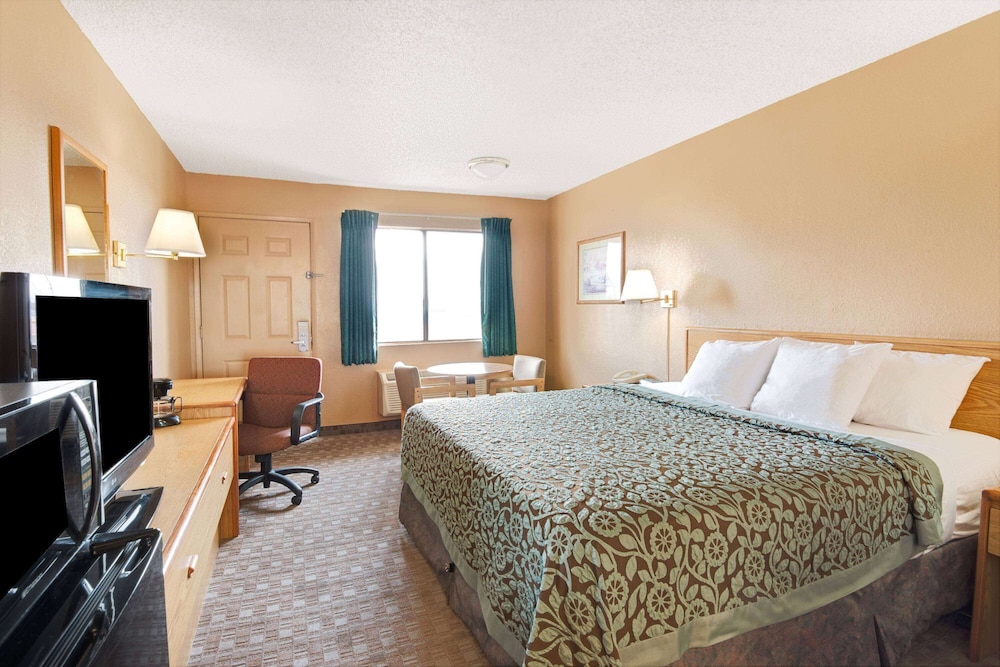 Upgraded, Deluxe Room, 1 King Bed, Non Smoking, Microwave - Photo 1