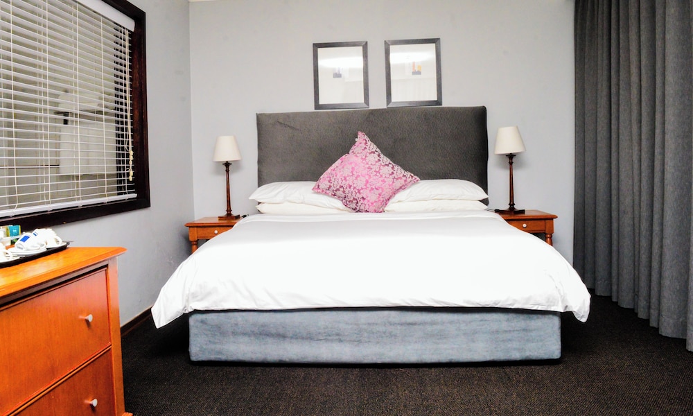 Junior Suite, 1 King Bed with Sofa bed - Photo 1