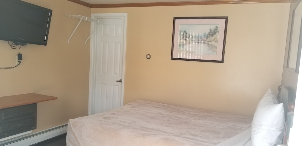 Basic Room, 1 Queen Bed photo 1