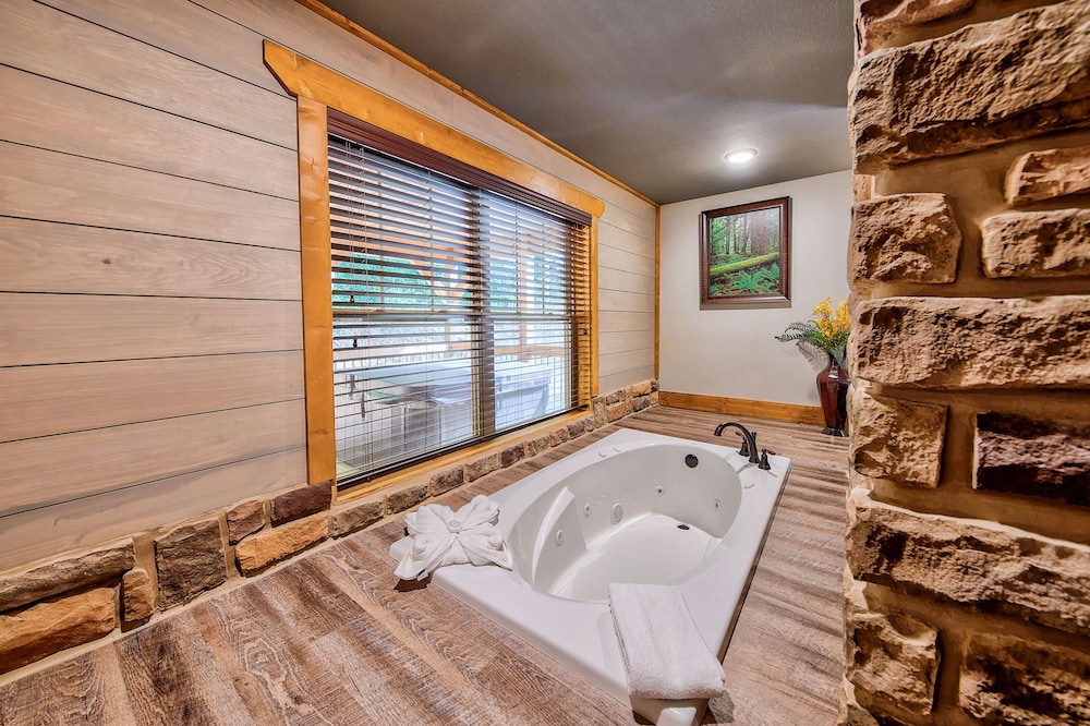 House, Multiple Beds, Hot Tub photo 3