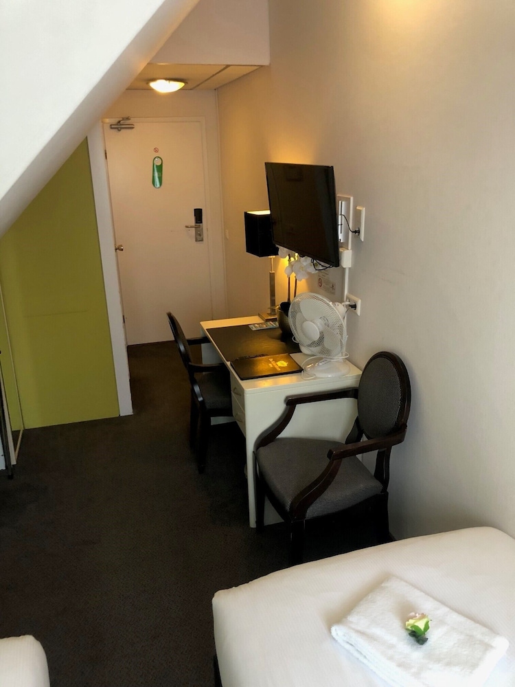 Basic Twin Room, 2 Twin Beds photo 3