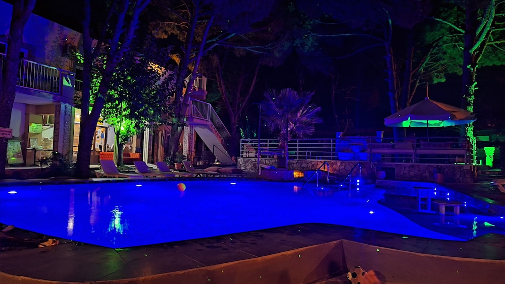 Comfort Room, 1 Double Bed, Non Smoking, Pool View photo 2