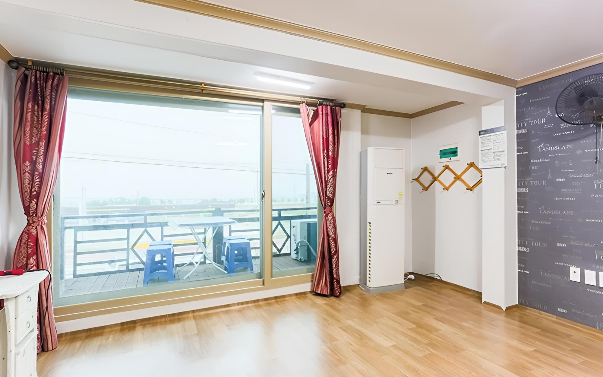Room (No 204 (ocean view)) photo 3