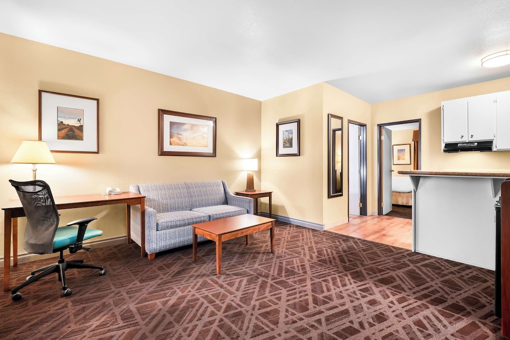 Suite, 1 King Bed, Non Smoking, Kitchenette, photo 6