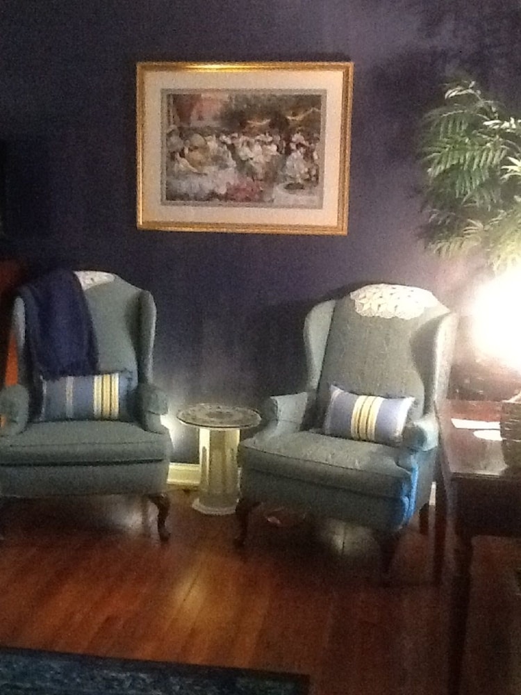 The Colonial King Suite photo 2