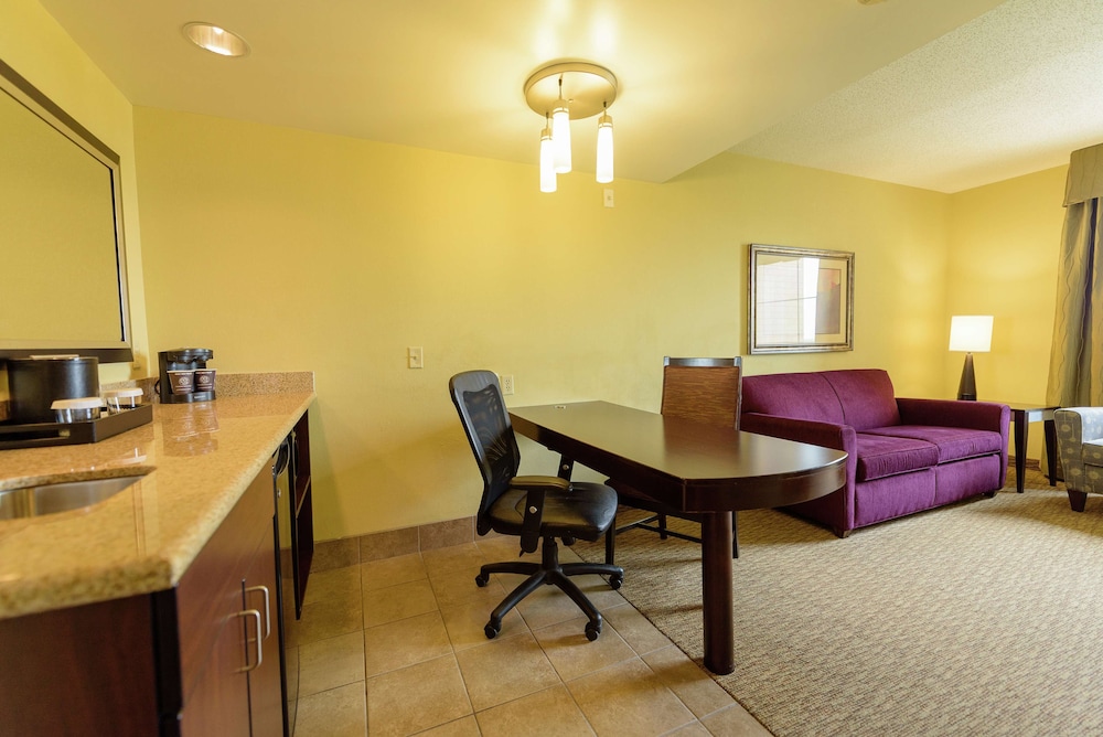 Suite, One King Bed, Roll In Shower - Photo 2