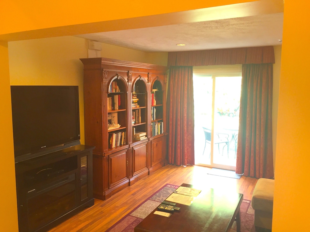 Library Suite, 1 King Bed and 1 Sofa Bed, Fireplace, Jetted Tub