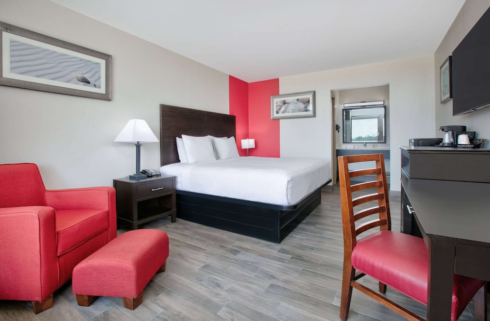Room, 1 King Bed, Non Smoking (Pet-Friendly, Exterior) - Photo 2