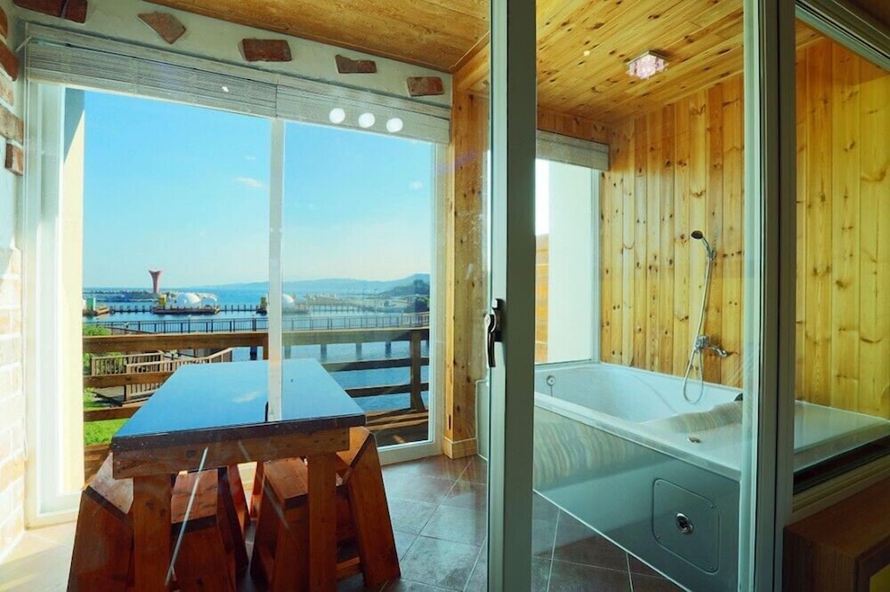 Room (102) photo 2