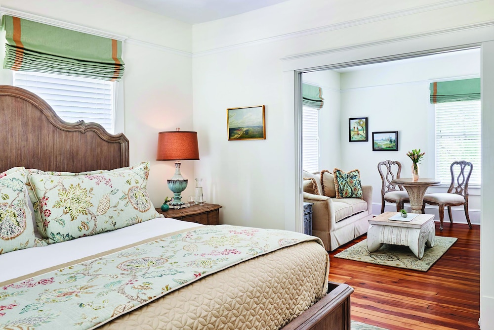 Deluxe Suite, 1 King Bed with Sofa bed, Balcony