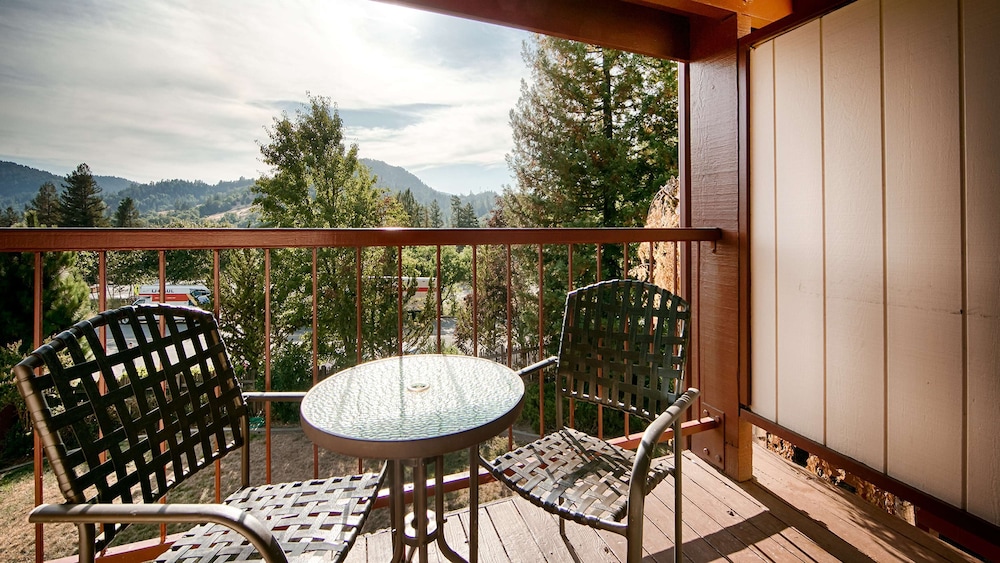 Standard Room, 2 Queen Beds, Balcony, Pool View