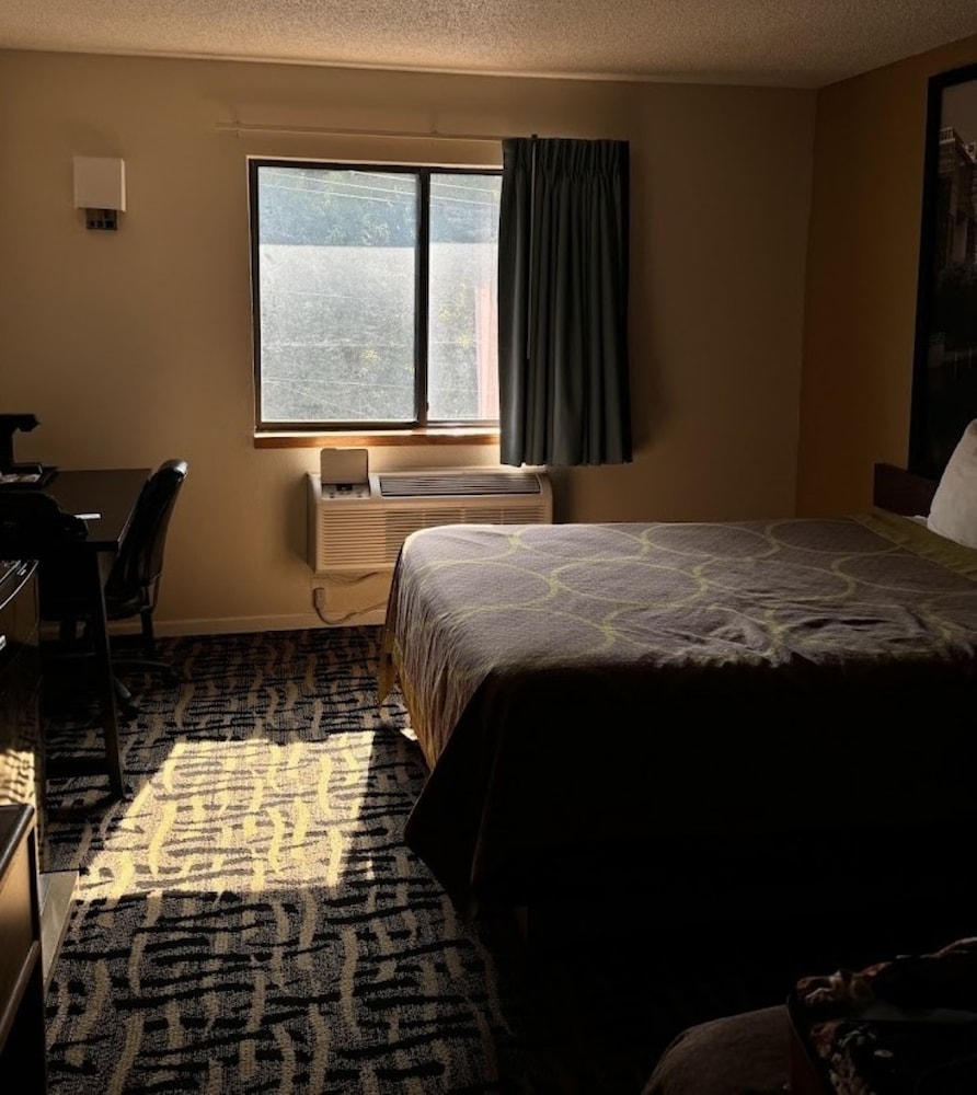 Suite - King Bed Non-Smoking - Photo 2
