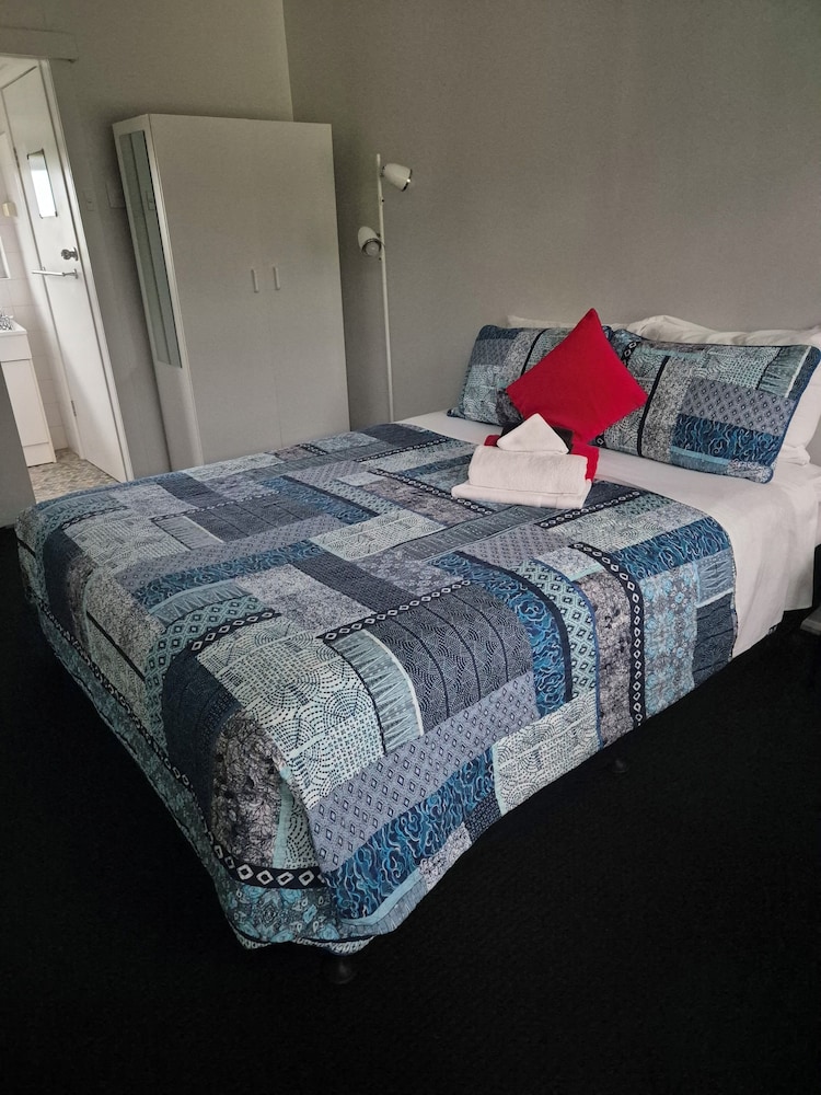 Comfort Double Room, 1 Queen Bed, Private Bathroom, Garden View photo 3