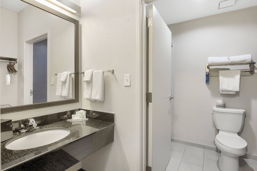 Room, Multiple Beds - Photo 6
