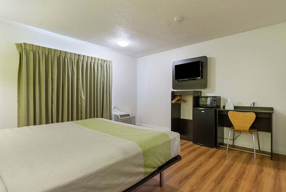 Standard Room, 1 King Bed, Non Smoking, Refrigerator & Microwave - Photo 6