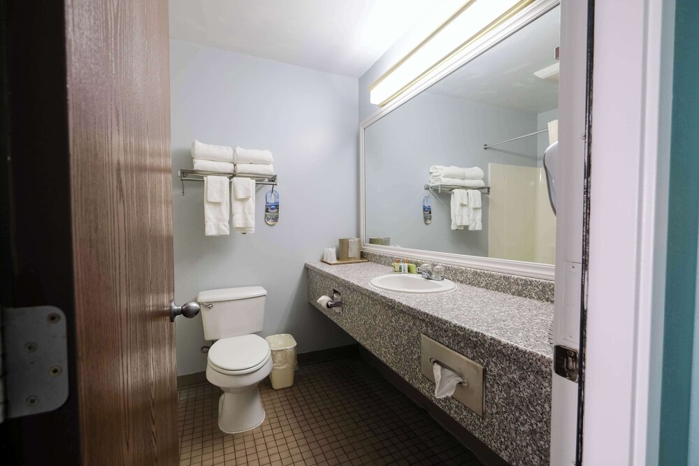 Standard Room, 2 Queen Beds, Bay View, Ground Floor - Photo 3