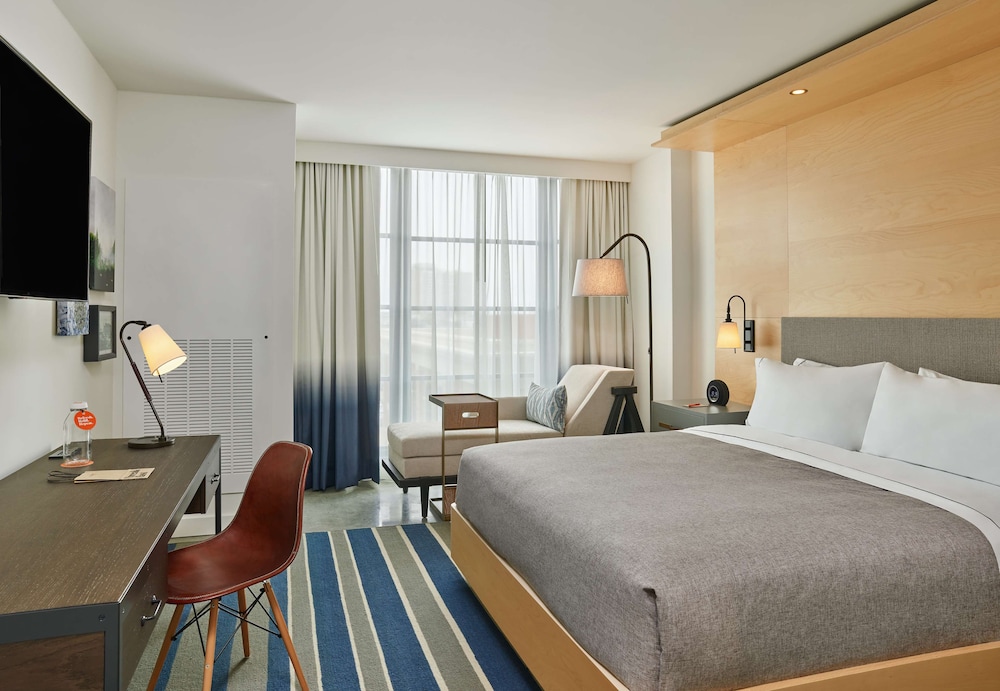Deluxe Room, 1 King Bed, Accessible (Mobility & Hearing, 3x3 Shower) photo 1