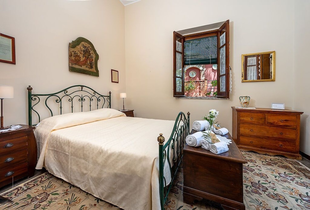 Double Room, 1 Queen Bed