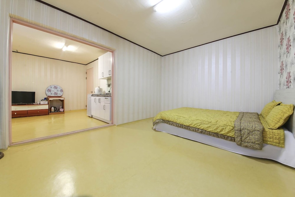 Two Room (6 Ppl) photo 1