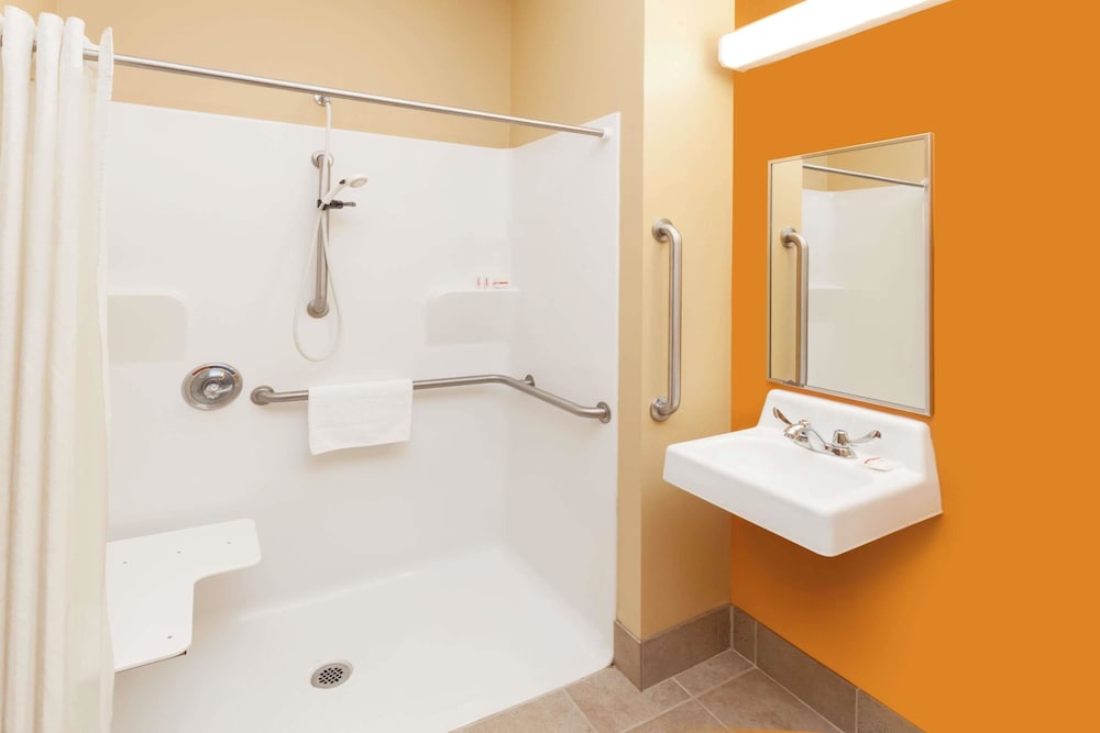 Room, 2 Queen Beds, Accessible, Non Smoking (Mobility Accessible) - Photo 4