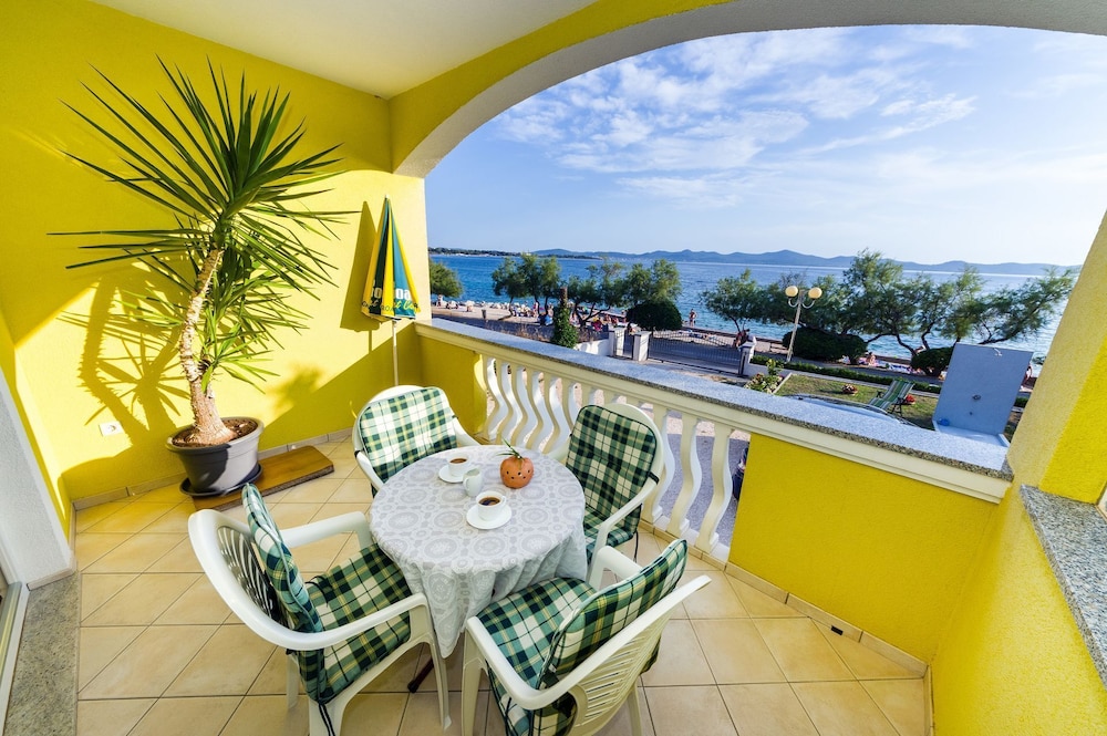 Apartment (Petin - 5m from the sea - A2(2+2))