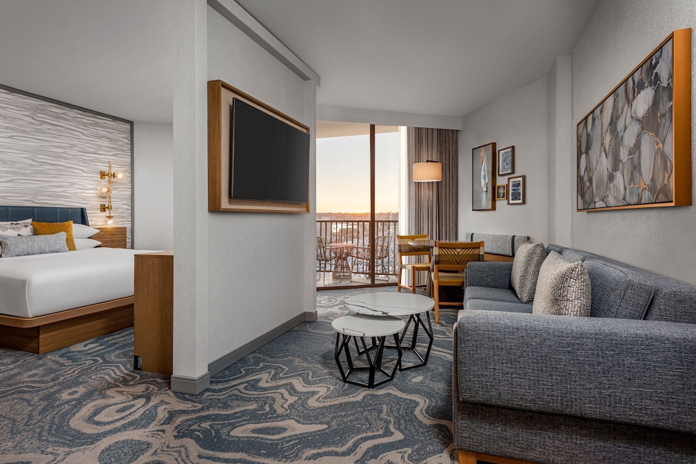 Suite, 1 King Bed with Sofa Bed (Marina Tower Newly Renovated Marina view) - Photo 3