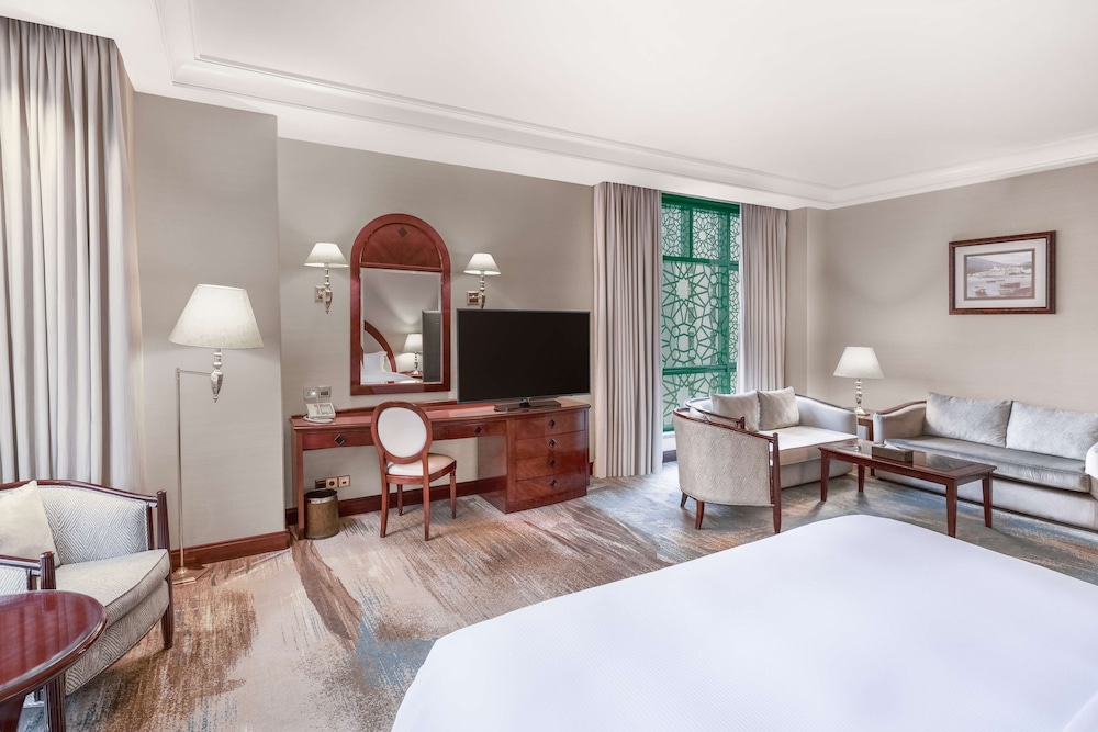 Room, 1 King Bed (Partial Haram View) - Photo 2