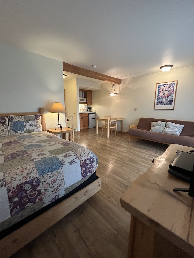 Riverview Queen with Kitchenette