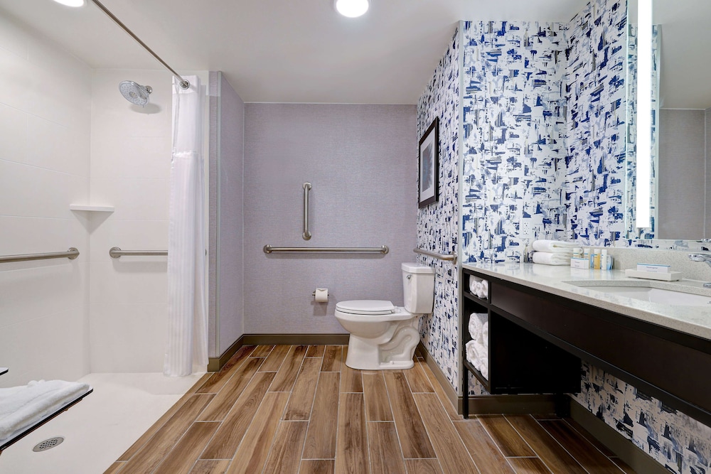 Deluxe Room, 2 Queen Beds, Accessible (Mobility & Hearing, Roll-in Shower) - Photo 7
