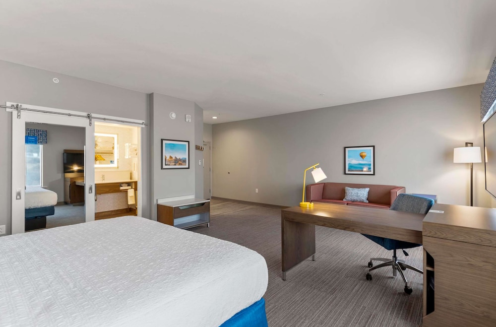 Studio, 1 King Bed, Accessible (Mobility/Hearing, Roll In Shower) - Photo 3