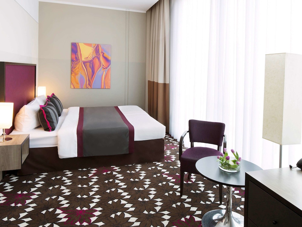 Standard Room, 1 Queen Bed thumbnail 6