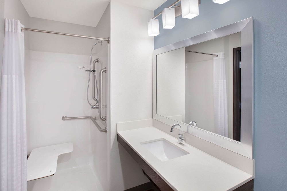 Room, 1 Queen Bed, Accessible, Non Smoking (Roll-in Shower) photo 3
