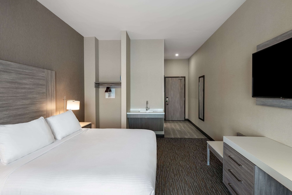 Superior Room, 1 King Bed, Non Smoking - Photo 4
