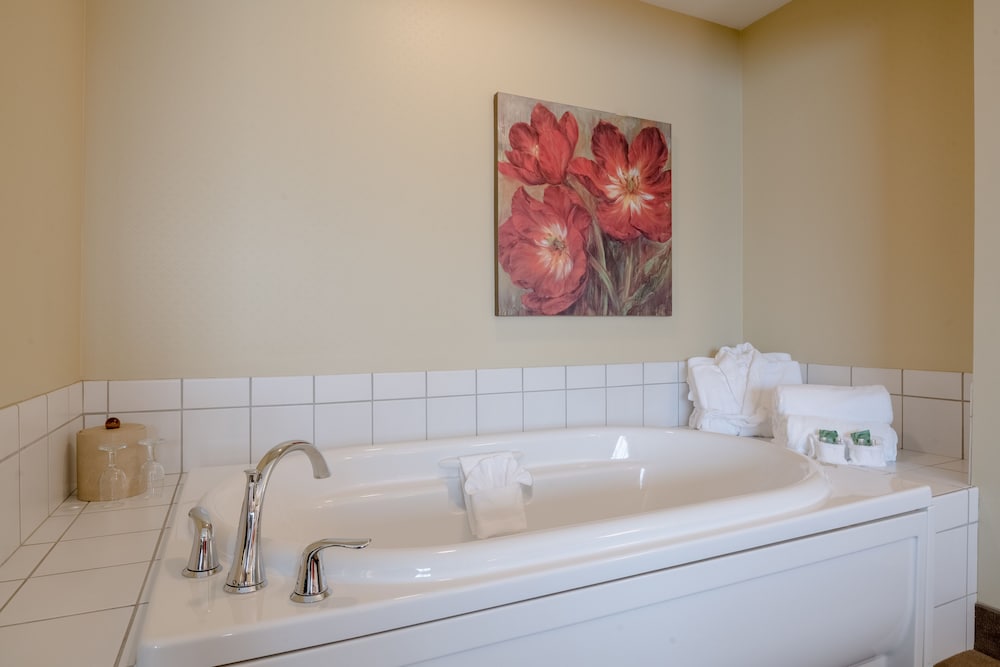 Honeymoon Suite, 1 King Bed with Sofa bed, photo 6