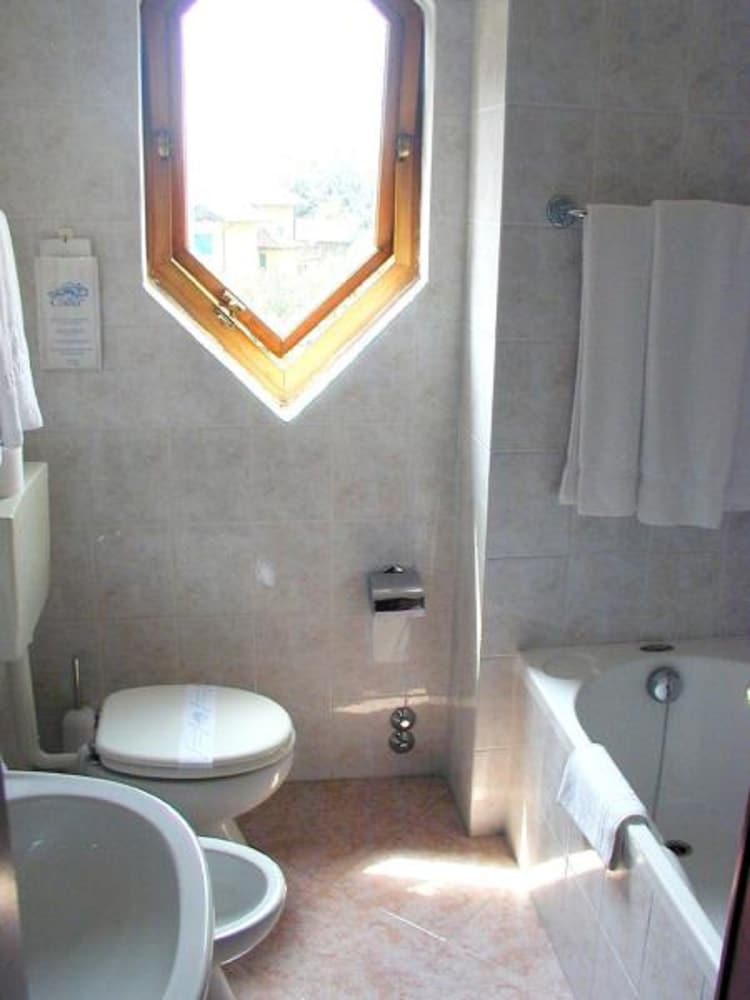 Double or Twin Room - Photo 5