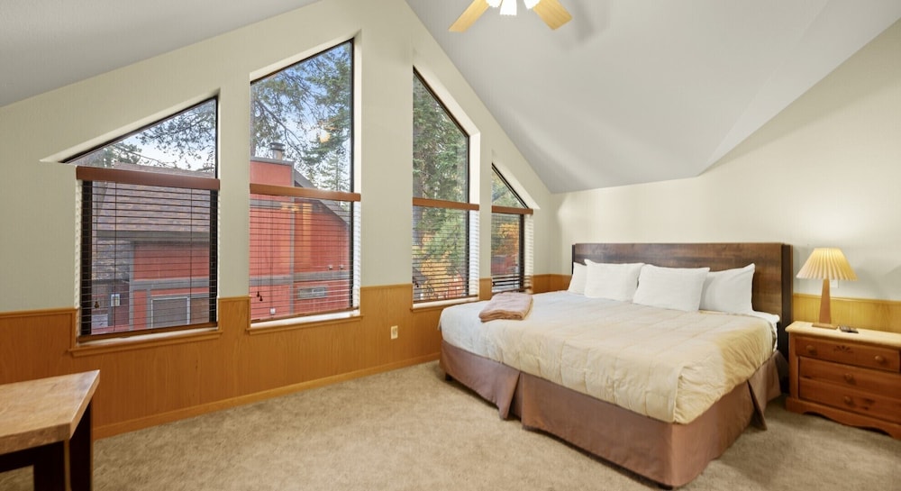 Comfort Condo, 2 Bedrooms, Fireplace photo 2