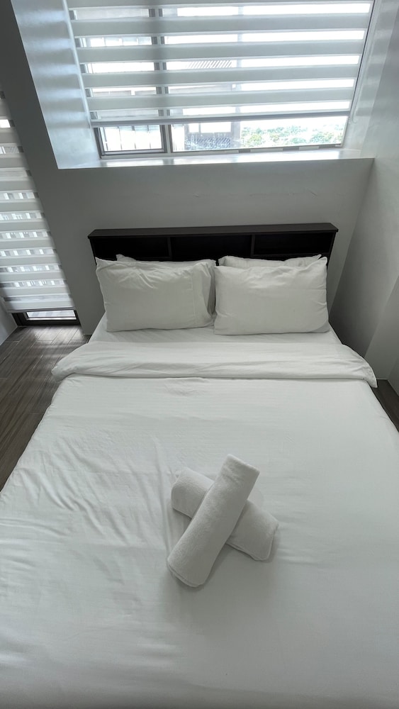 Basic Condo, 2 Bedrooms, Balcony photo 2