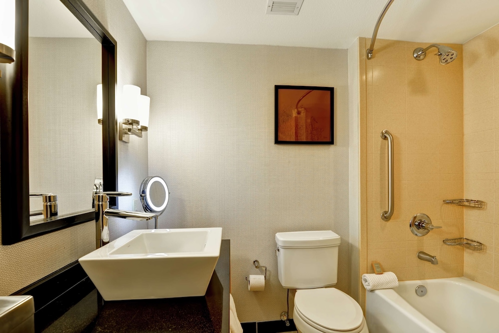 Suite (2 Queen Beds & 1 Sofa Bed) - Photo 4