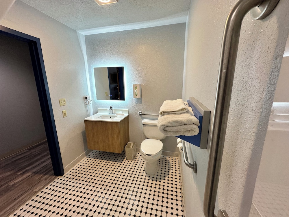 Room, 1 Queen Bed, Accessible, Non Smoking (Mobility Accessible) - Photo 7