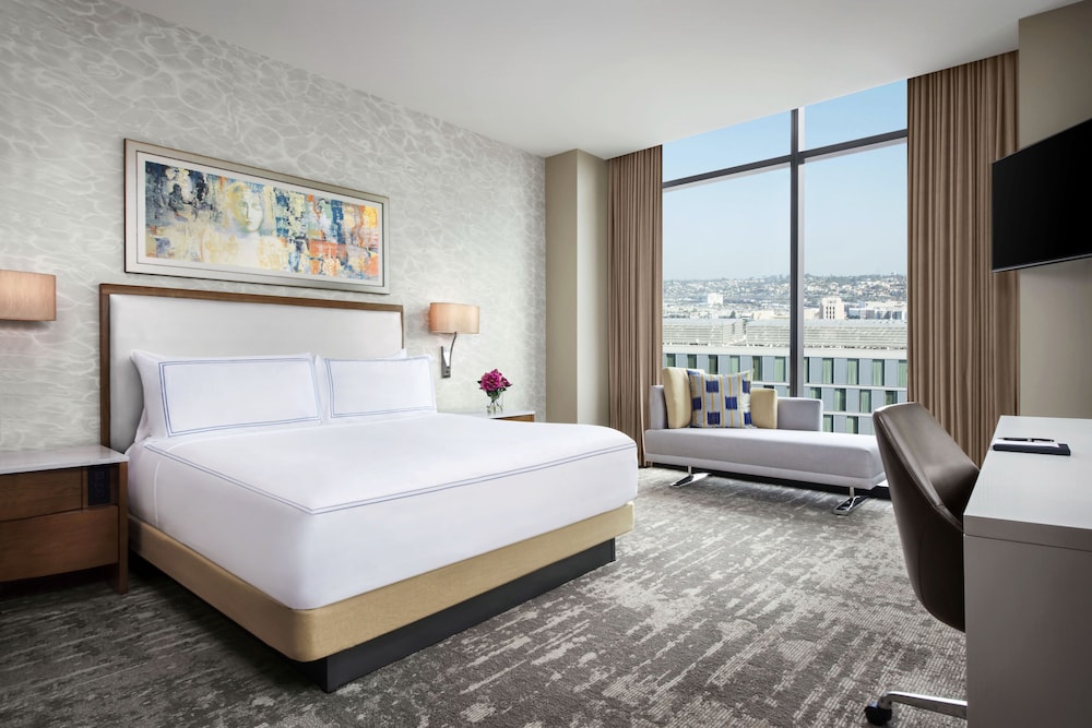Classic Room, 1 King Bed, Roll-in Shower (Mobility Accessible) thumbnail 5