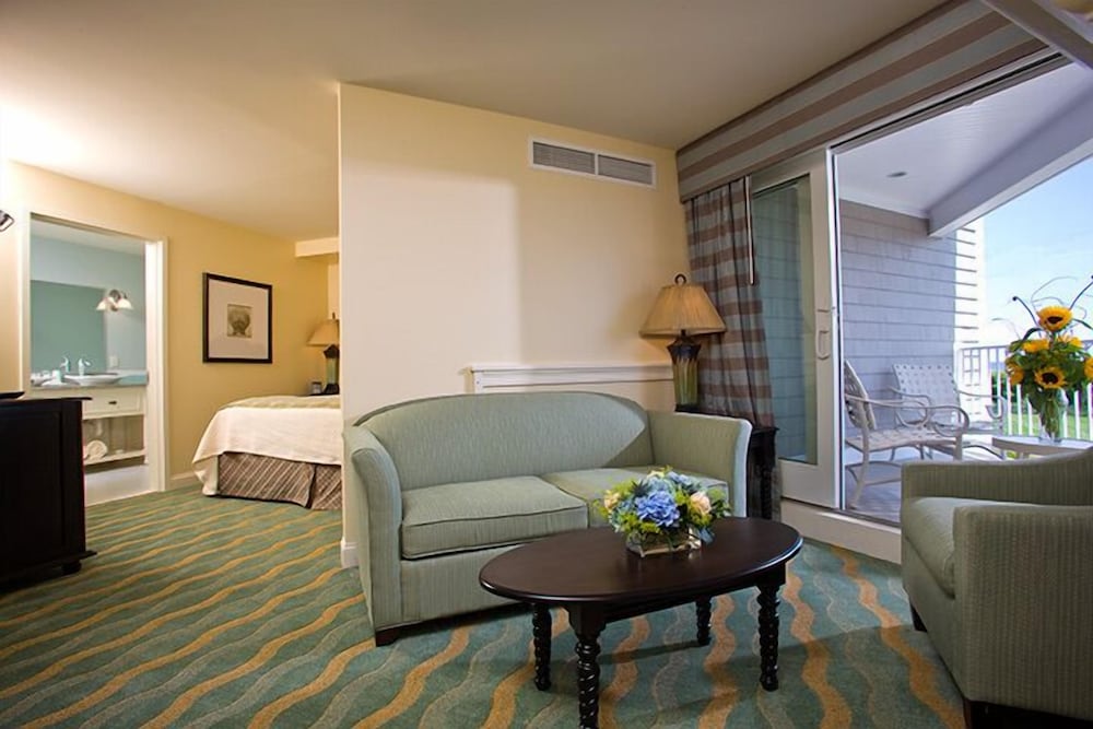 Ocean Suites Accessible King Suite Floor 1 photo 2