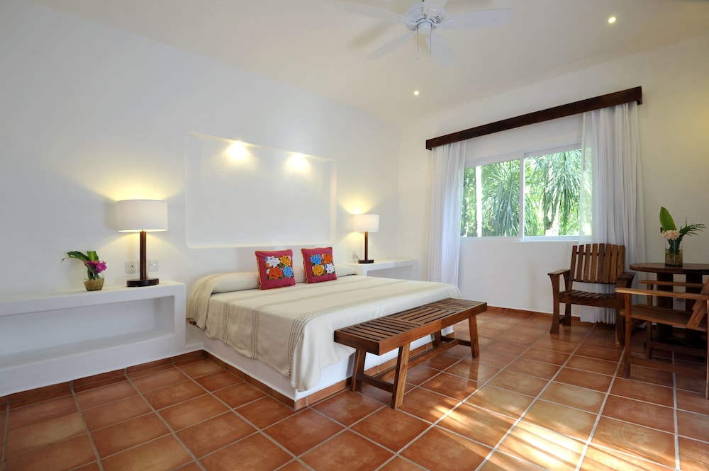Room, 1 King Bed, Garden View - Photo 1