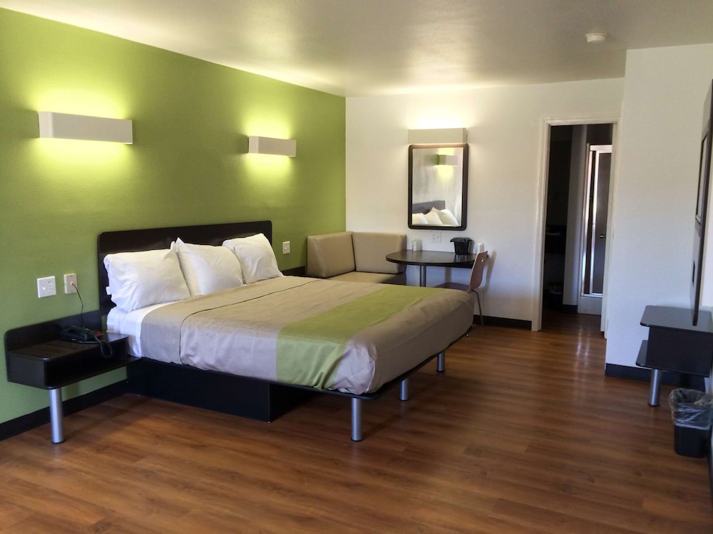 Deluxe Suite, 1 King Bed, Non Smoking, Hot Tub - Photo 1