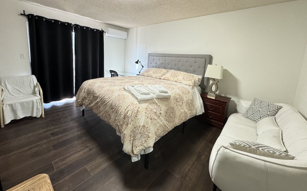Premium Single Room, 1 King Bed, Non Smoking, Garden View photo 1