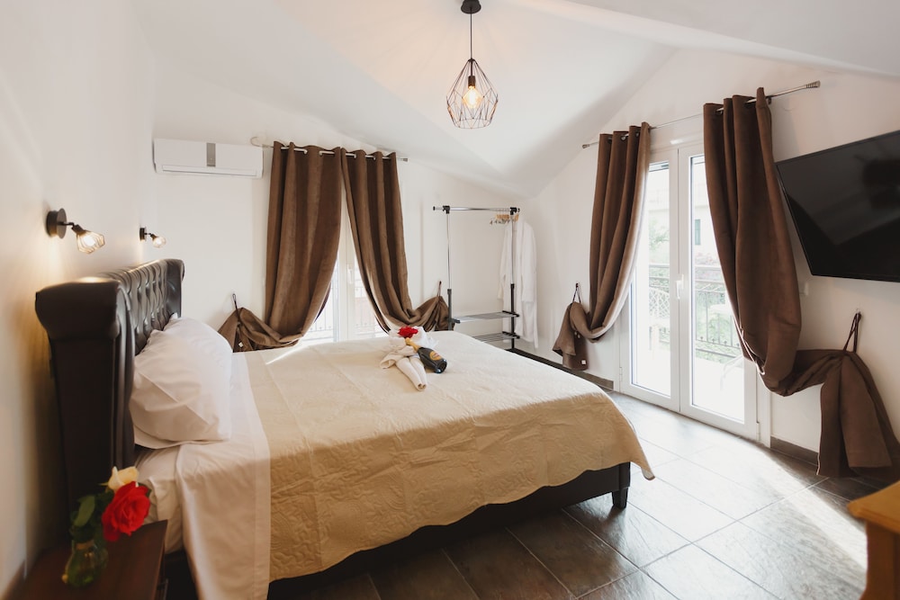 Romantic Suite, 1 King Bed, Partial Sea View photo 1