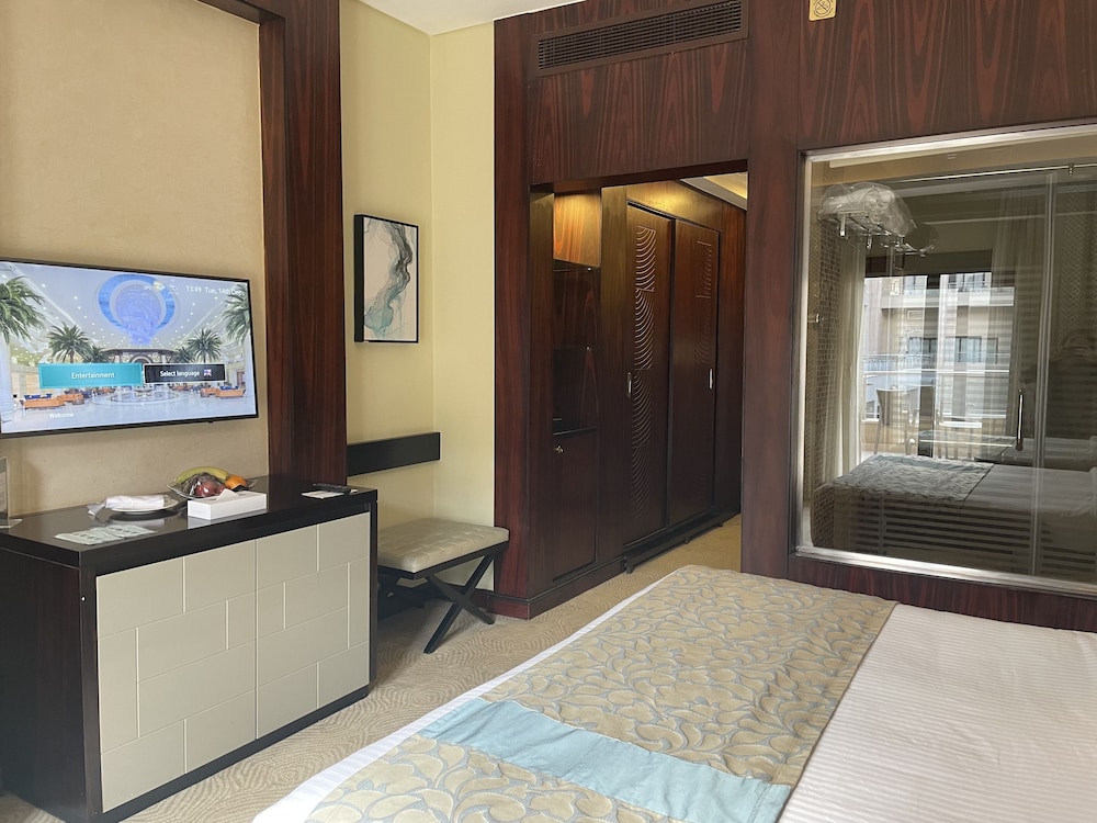 Deluxe Room, Pool View (King bed) - Photo 4