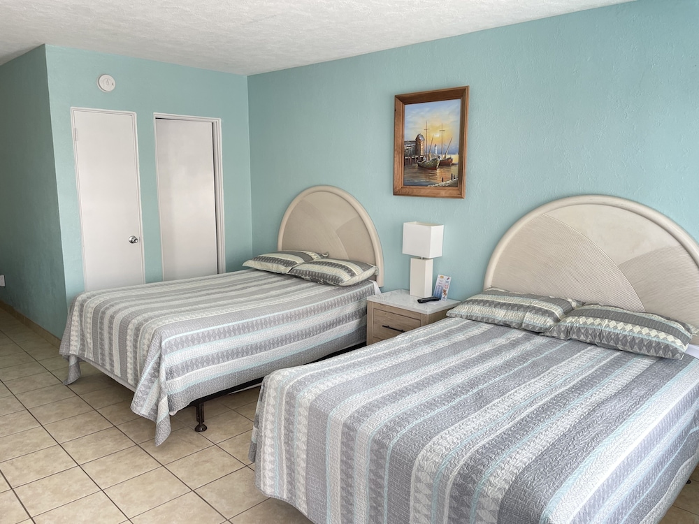 Standard Room, Multiple Beds, Non Smoking, Private Bathroom (2 Double Beds & 1 Single) photo 3