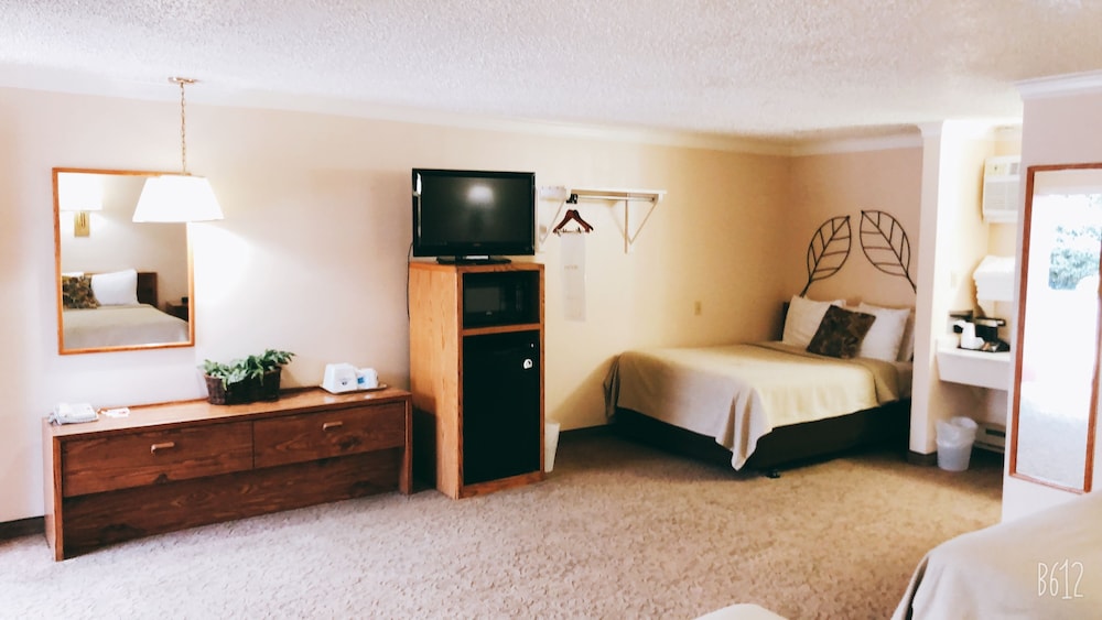 Family Room, Multiple Beds, Non Smoking, Refrigerator & Microwave photo 2