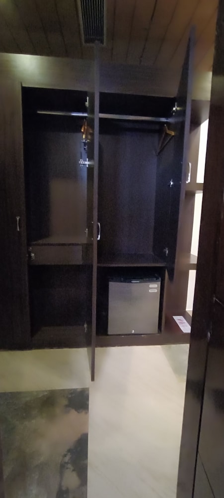Deluxe Double Room, 1 Queen Bed, Smoking, City View photo 2
